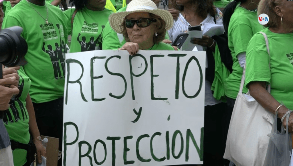 Empleadas del hogar indocumentadas protestan por ley de Florida contra la migración&nbsp;irregular