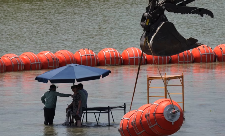Departamento de Justicia dice a Texas que barrera con boyas en el río Bravo viola la ley federal