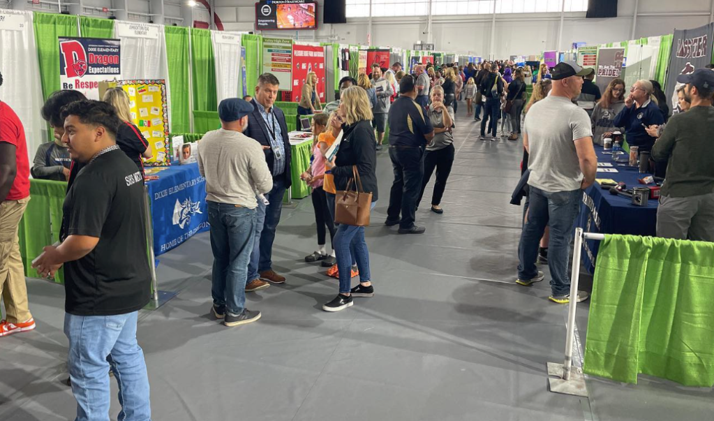 Realizan Exhibición de Escuelas de JCPS para facilitar opciones para sus hijos. 