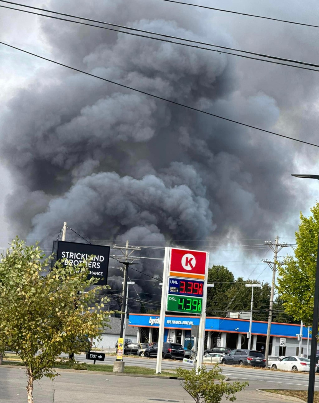 En Preston Hwy un taller de carros se incendia y una persona se encuentra&nbsp;grave