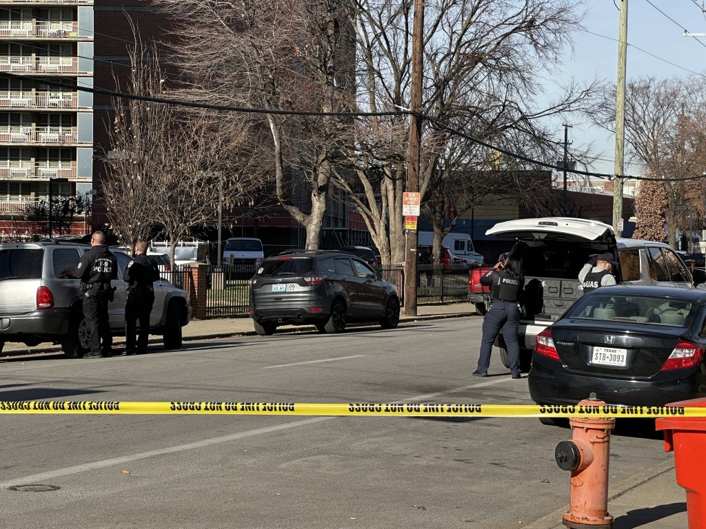 SWAT detiene a sospechoso de atrincherarse en complejo de apartamentos. 