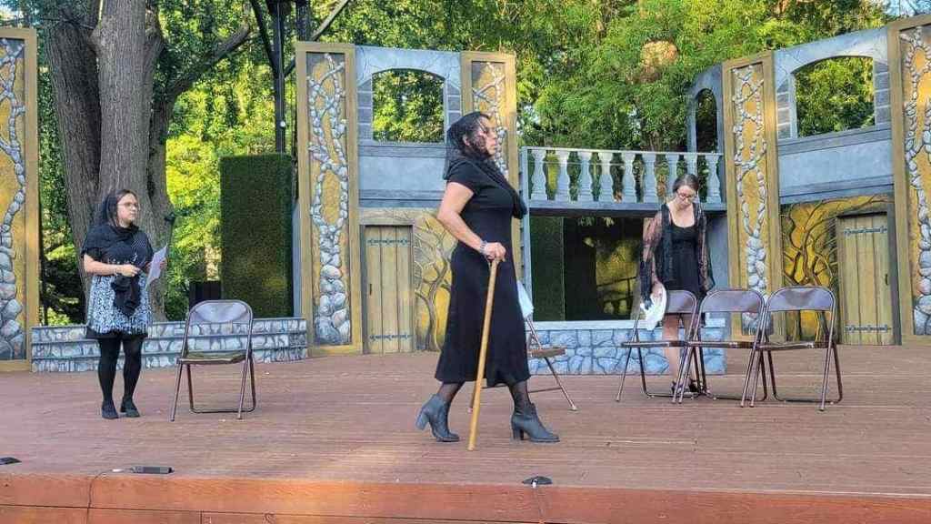 Es La Tercera Llamada para presentar en escena a «La Casa de Bernarda Alba», de Federico García&nbsp;Lorca.