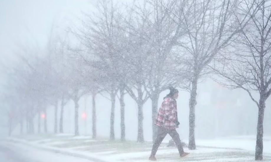Tormenta invernal de nieve y frío intenso azota a EEUU desde el medio oeste hasta la costa este
