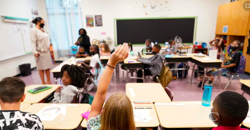 Los niños en EEUU retroceden en lectura y mejoran levemente en matemáticas en un examen nacional