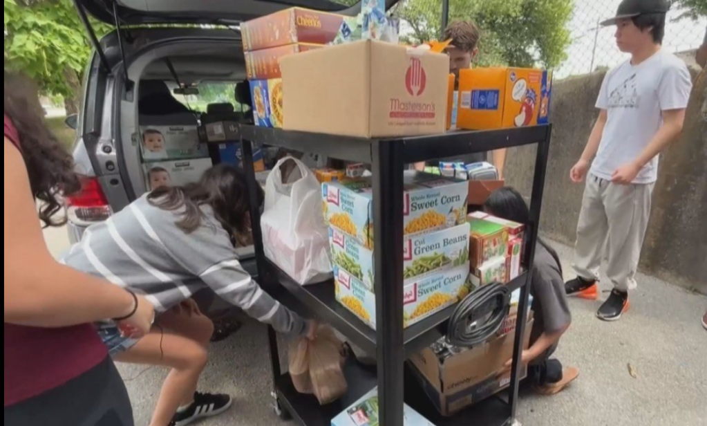 Tras deportaciones estudiantes y profesores de una escuela de JCPS ayuda a familias de&nbsp;inmigrantes