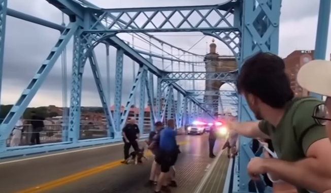 Una vigilia en favor de inmigrantes terminó violenta sobre el puente que comunica a Ohio y Kentucky