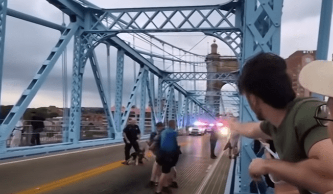Una vigilia en favor de inmigrantes terminó violenta sobre el puente que comunica a Ohio y&nbsp;Kentucky