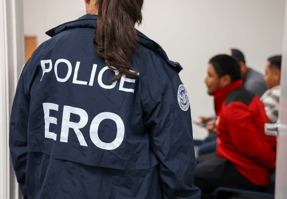 ¿La migra puede detenérteme para preguntarme sobre mi estatus sólo por “lucir latino” y hablar&nbsp;español?