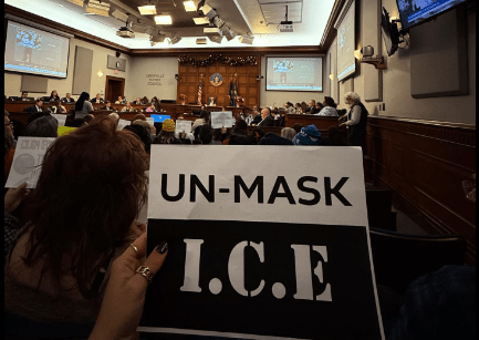 Consejo Metropolitano de Louisville vota a favor que oficiales continúen cubriendo el rostro en operativos. 